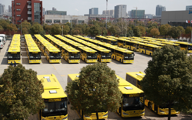 2015年，120臺SLK6109校車在申龍工廠整裝待發沙特市場。